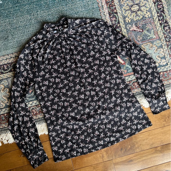 ✨3/15$ Long sleeve mock neck Suzy shier - Picture 1 of 7